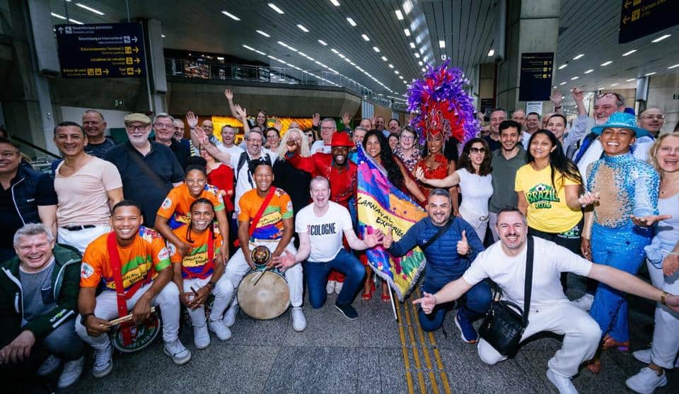 Kölsche Ober-Jecken feiern den Rio-König bei Karneval.