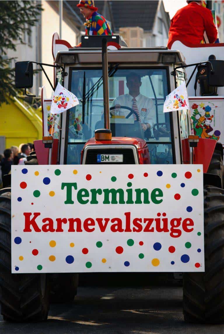 Traktor mit Karnevalsschild für die Karnevalszüge in Köln 2027.