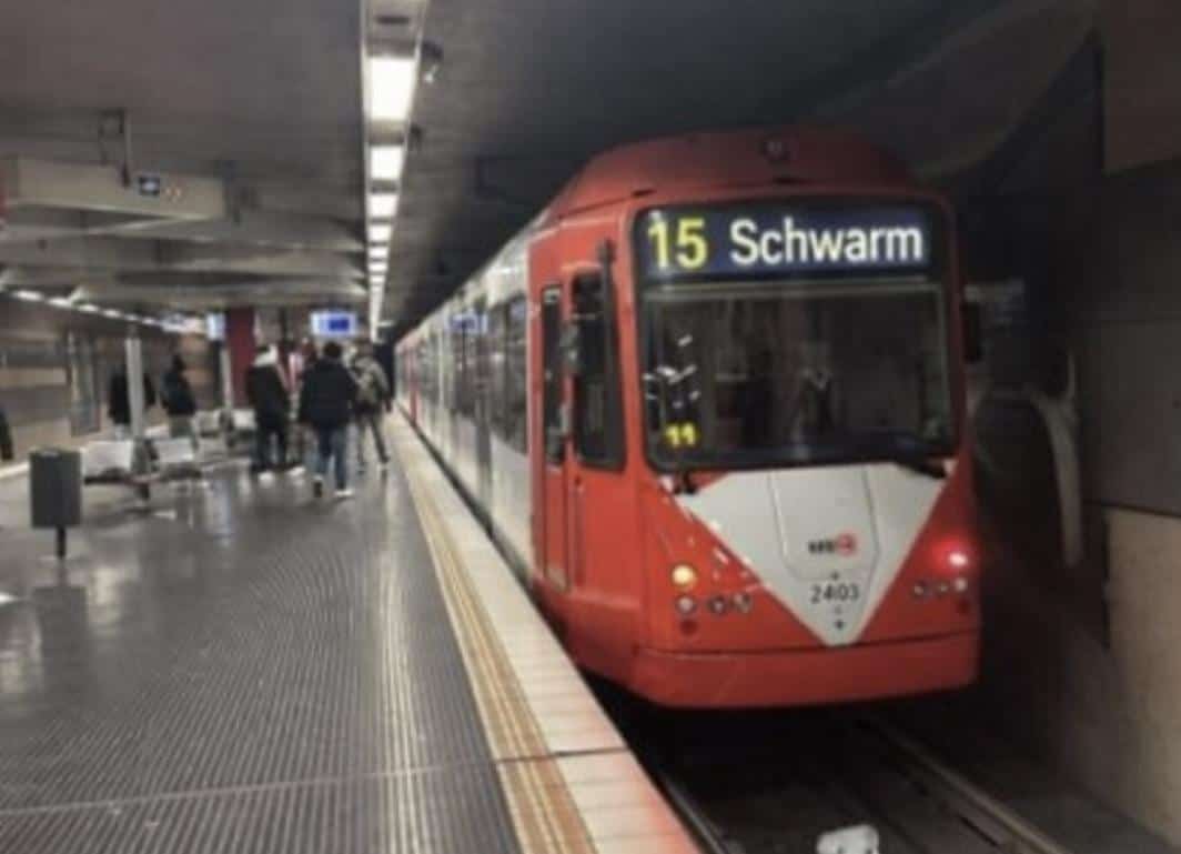 Zug in der Kölner U-Bahn, unterwegs zur Linie 15 nach Schwarm, im Karnevalsflair.