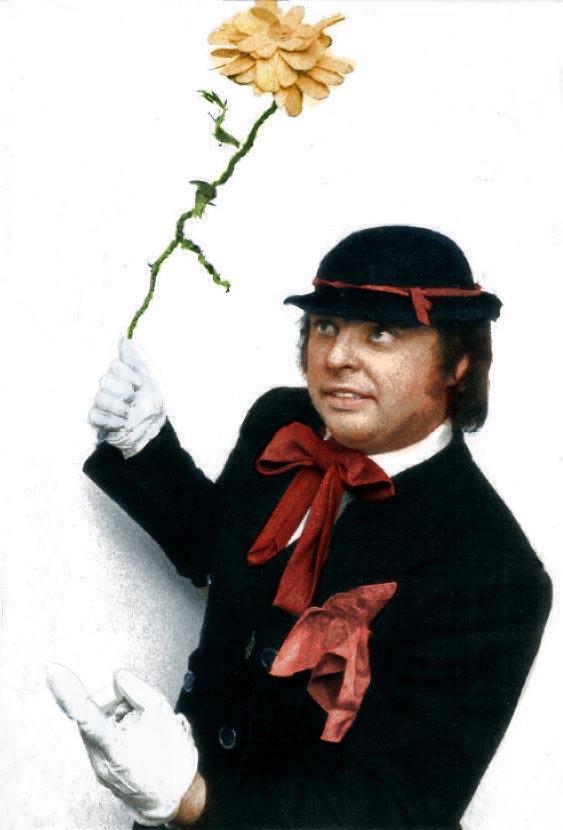 Karnevalskostüm mit Blumen und Hut.