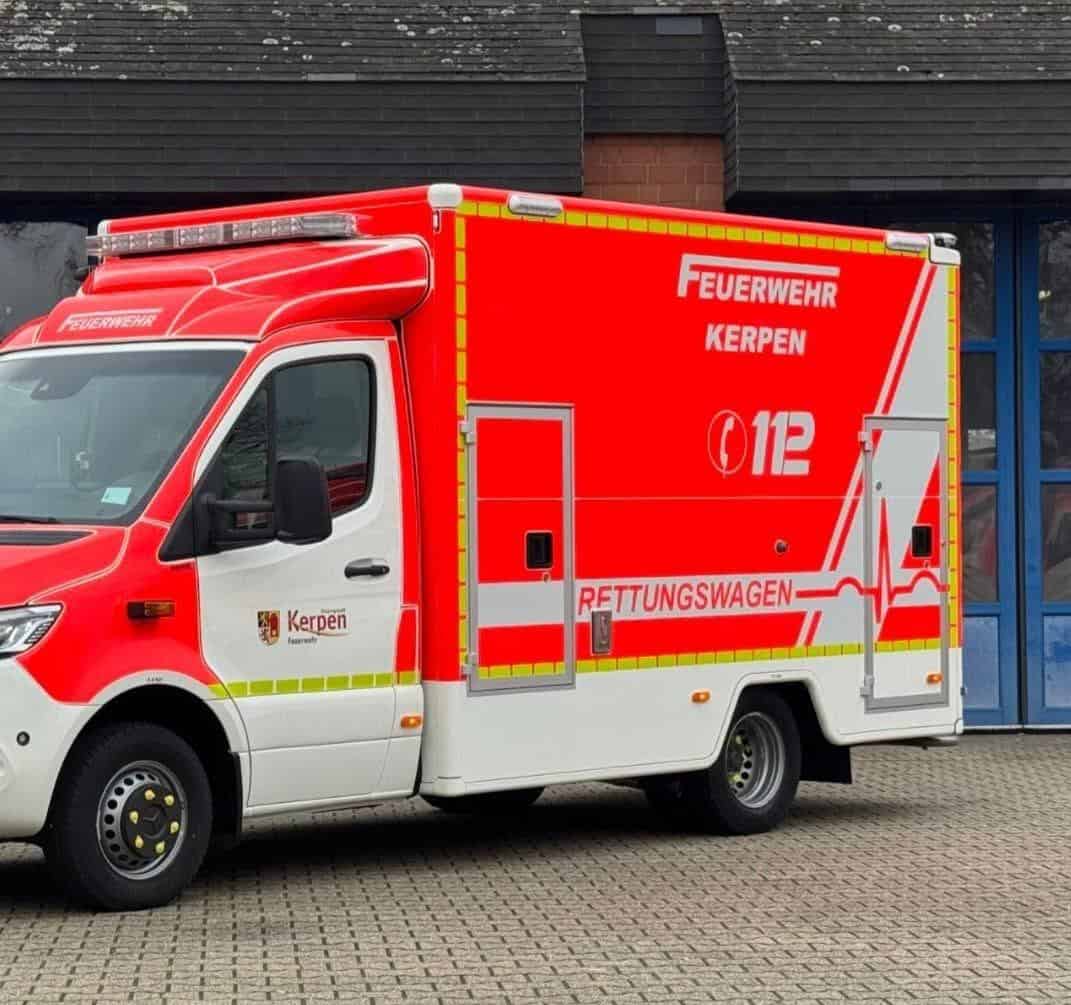 Rotes Feuerwehrfahrzeug in Kerpen, Rettungswagen für Notfälle.