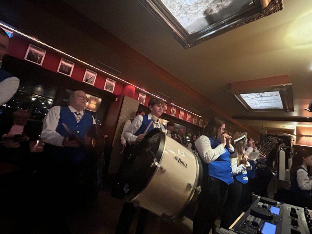 Musiker mit Trommel bei Karnevalsfeier in Köln, festliche Stimmung.