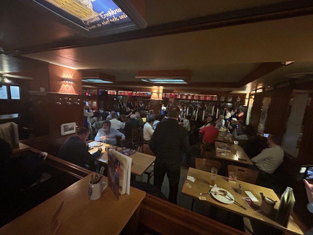 Menschen in einem Restaurant bei einem Druckluft-Event, gesellige Atmosphäre.
