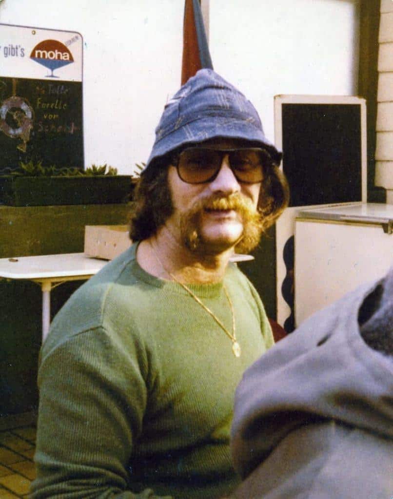 Historisches Foto eines Mannes mit Sonnenbrille, Schnurrbart und Kette