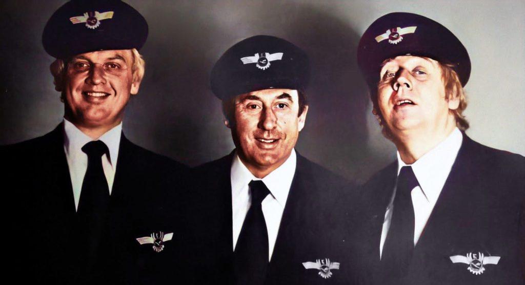 Historisches Foto des Eilemann-Trios in einheitlichen Uniformen mit Mützen