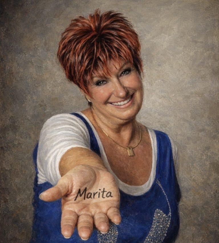 Gemaltes Porträt von Marita Köllner, die ihre Handfläche mit der Aufschrift „Marita" zeigt