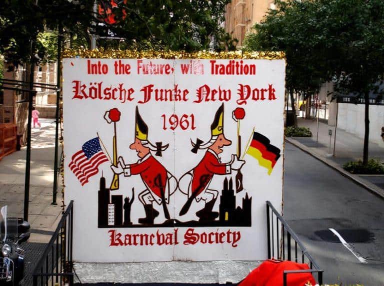 Kölsche Funken in New York bei Karneval 1961, mit amerikanischer und deutscher Flagge.