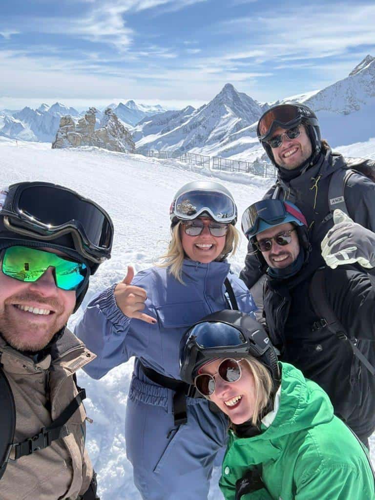 Kölsche Woche in Hintertux: Skifahrer genießen die verschneite Bergwelt.