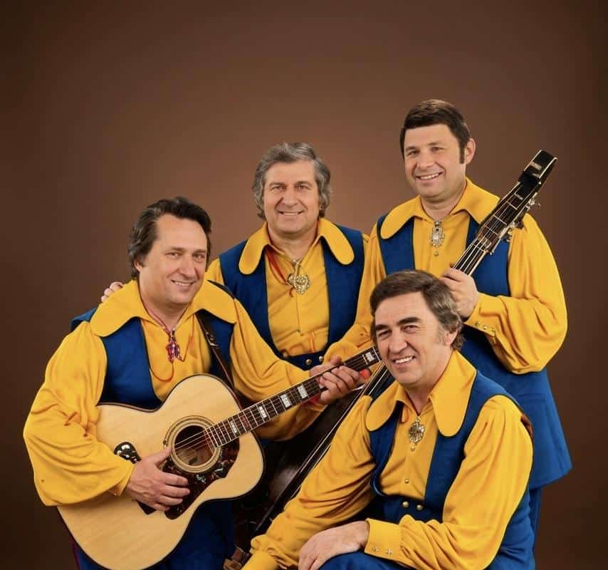 Musiker der Sternenburger in bunten Kostümen mit Gitarre, bereit für den Karneval.