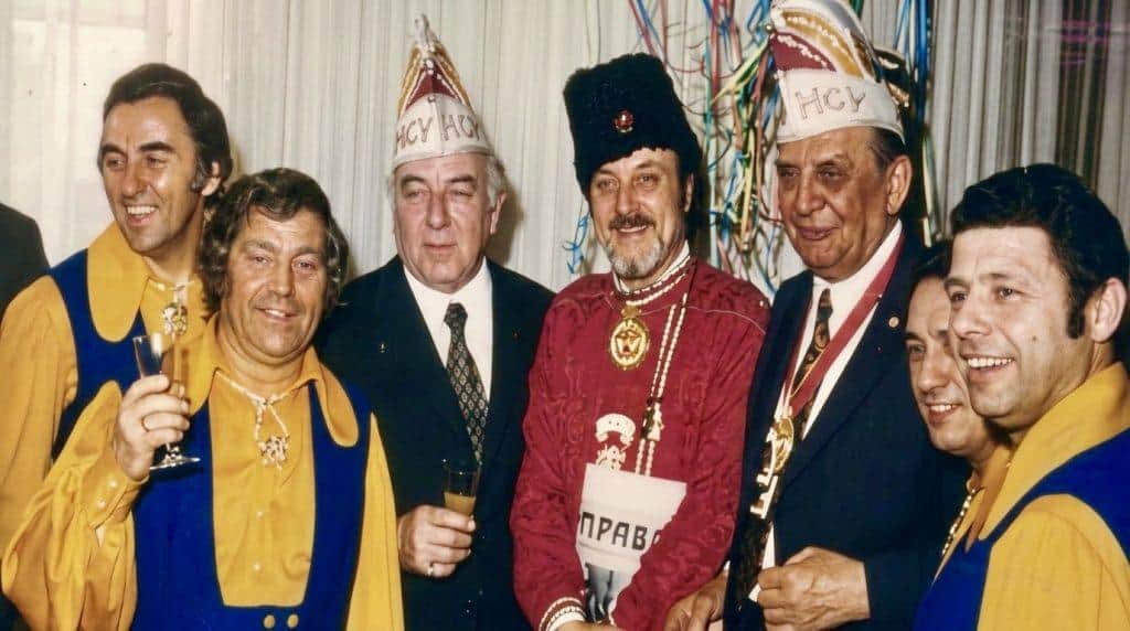 Gruppe der Männer in Karnevalskostümen bei den Sternenburgern in Köln.