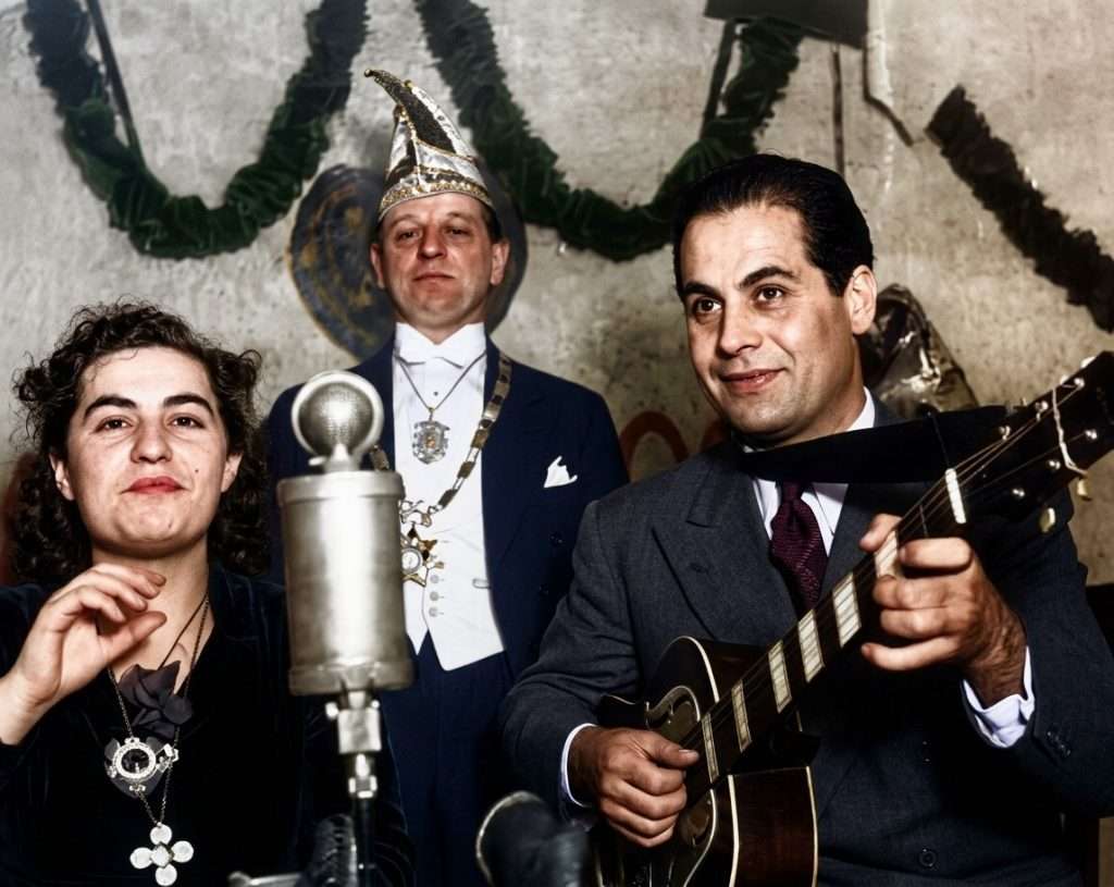 Hans Zimmermann vom Colonia Duett beim Karneval mit Gitarre und Kostüm.
