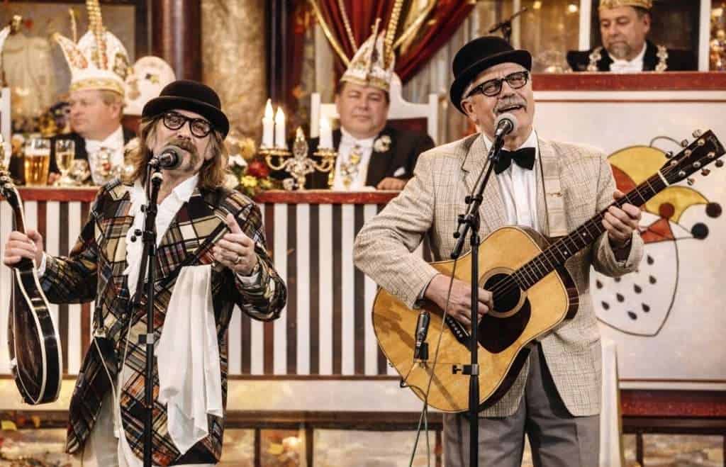 Hans Zimmermann vom Colonia Duett singt und spielt Gitarre bei Karnevalsauftritt.