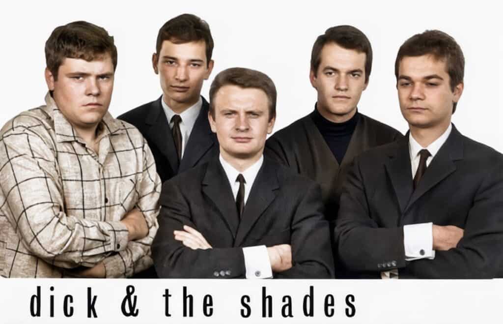 Historisches Bandfoto von „Dick & The Shades" mit fünf Männern in Anzügen