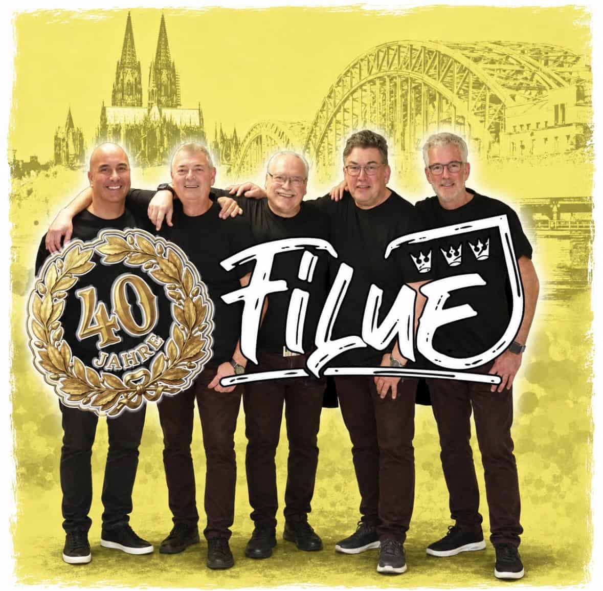 Bandfoto der „Filue" zum 40-jährigen Jubiläum vor einer Illustration des Kölner Doms und der Hohenzollernbrücke
