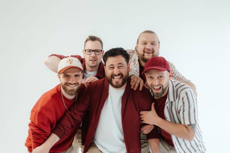 Die Band Lupo bei einem Bandfoto vor weißem Hintergrund