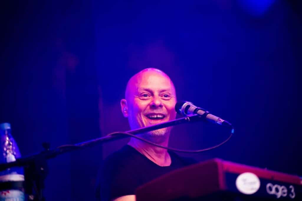 Kölner Karneval Musiker beim Auftritt, lachend und singend, mit Keyboard und Mikrofon.