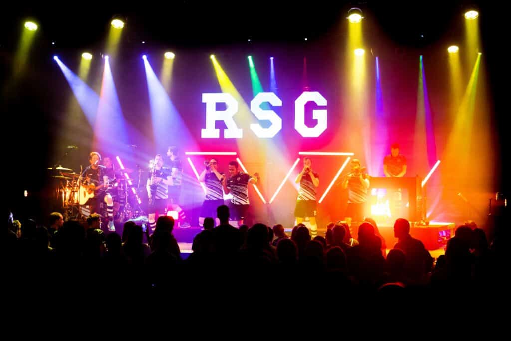 Band RSG (Rhythmussportgruppe) live auf der Bühne mit bunter Beleuchtung