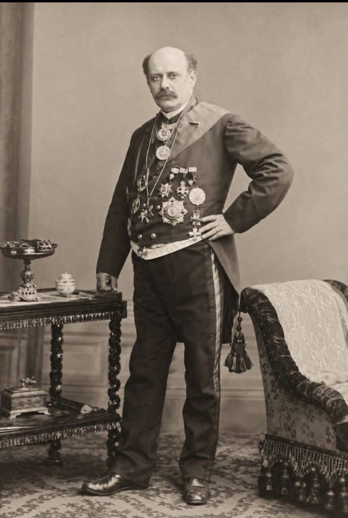 Historisches Porträtfoto eines Mannes in Uniform mit Orden aus dem 19. Jahrhundert