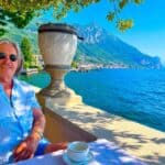 Dieter Hens sitzt an einem See in Italien