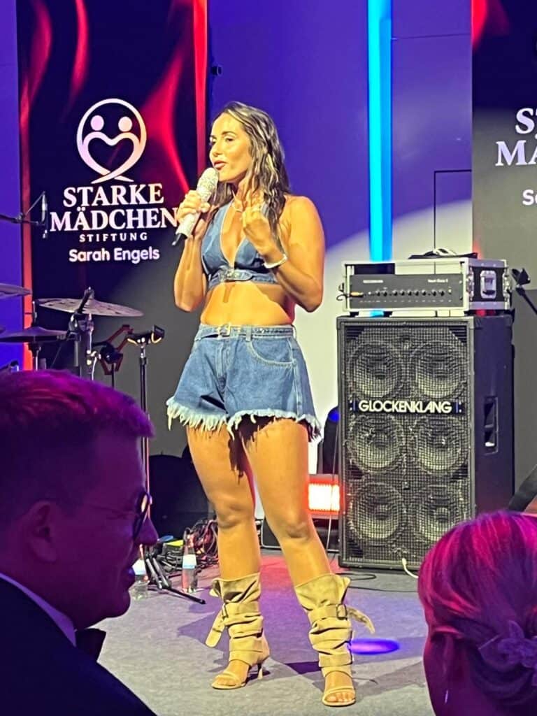 Sängerin auf der Bühne bei der Benefizgala der Sarah-Engels-Stiftung „Starke Mädchen"