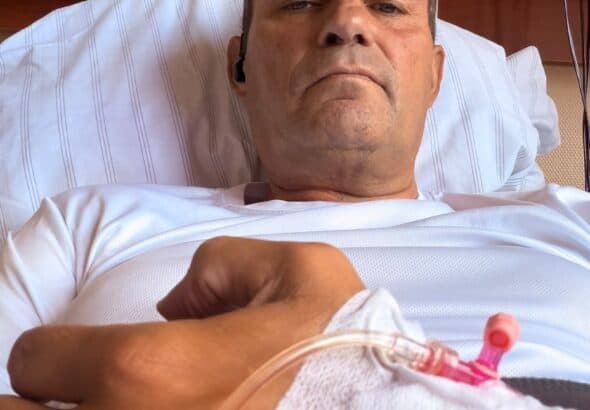 Mann liegt mit Infusion im Krankenbett