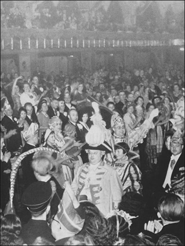 Einzug von Prinz Fritz Riese zur ersten Prinzenproklamation 1936 in der Deutzer Messehalle