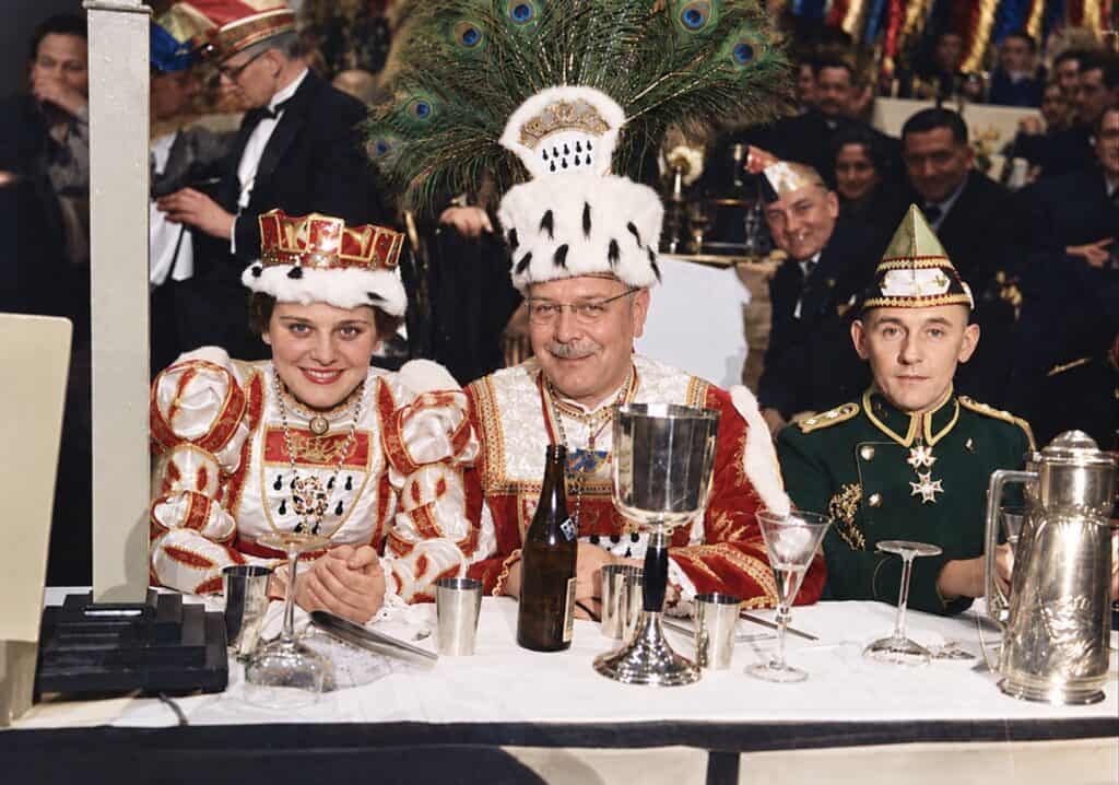 Jungfrau Paula Zapf und Bauer Johannes Wiesbaum zu Besuch bei der Ehrengarde Köln, 1938