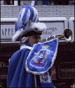 Mitglied der Blauen Funken in Uniform mit Trompete