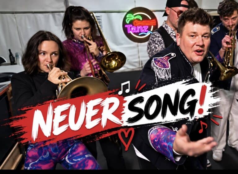 Band Druckluft beim Performen des neuen Liedes „11 von 11"