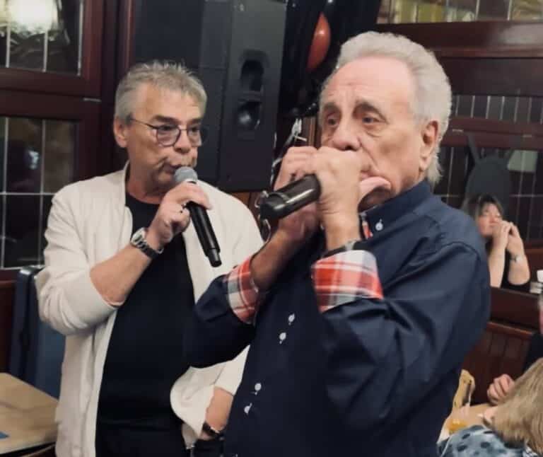 Zwei Männer singen gemeinsam ins Mikrofon