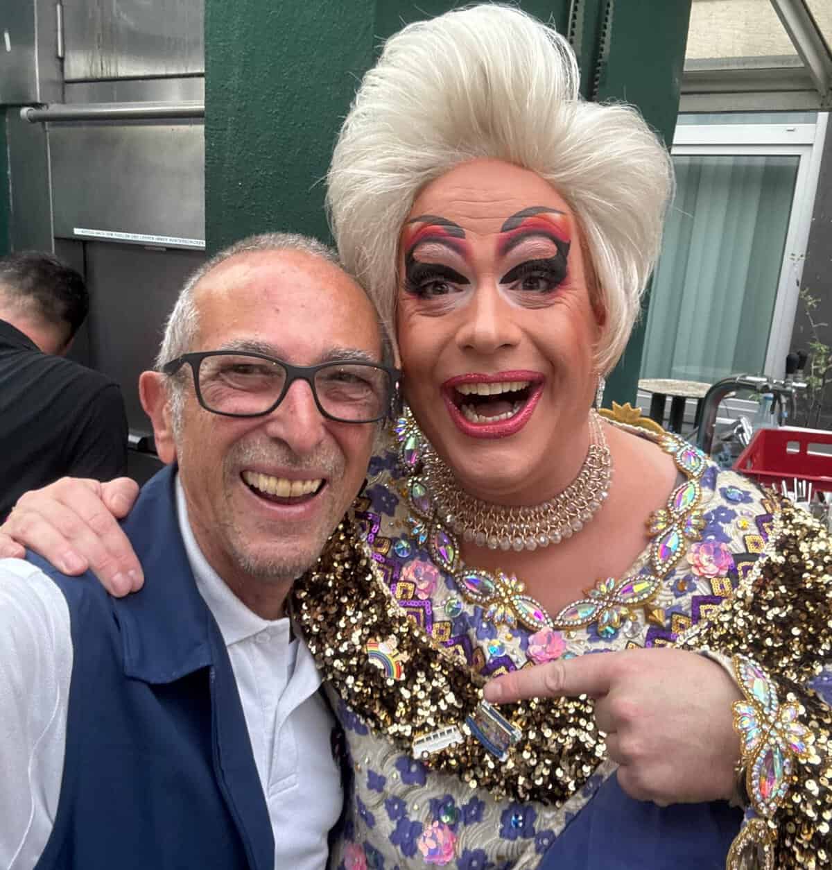 Julie Voyage und ein Fan lachen gemeinsam bei einem Selfie