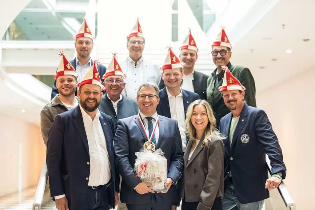 Gruppenfoto der Roten Funken in der Bayrischen Staatskanzlei