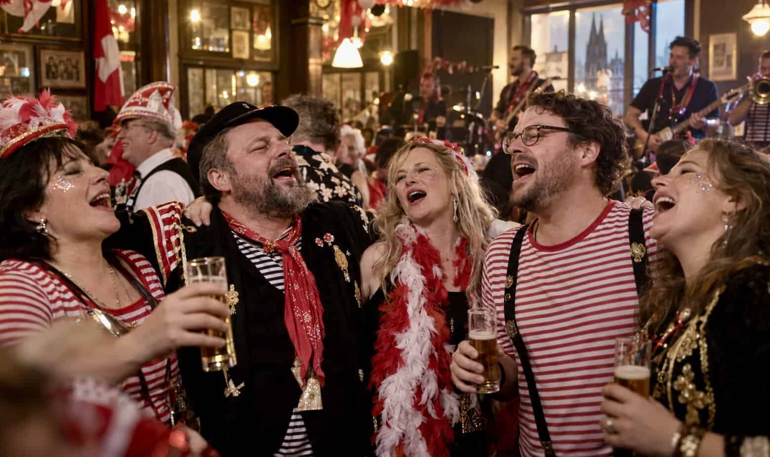 Die Kölner singen die Karnevalslieder 2027 in der Kneipe.