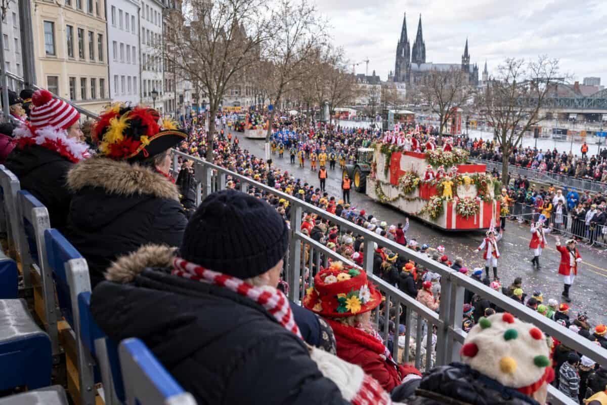 Tribüne am Rosenmontag: Plätze, Anbieter und was sie bringen