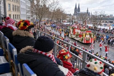 Tribüne am Rosenmontag: Plätze, Anbieter und was sie bringen