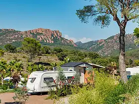 Camping-caristes qui reviennent à la caravane