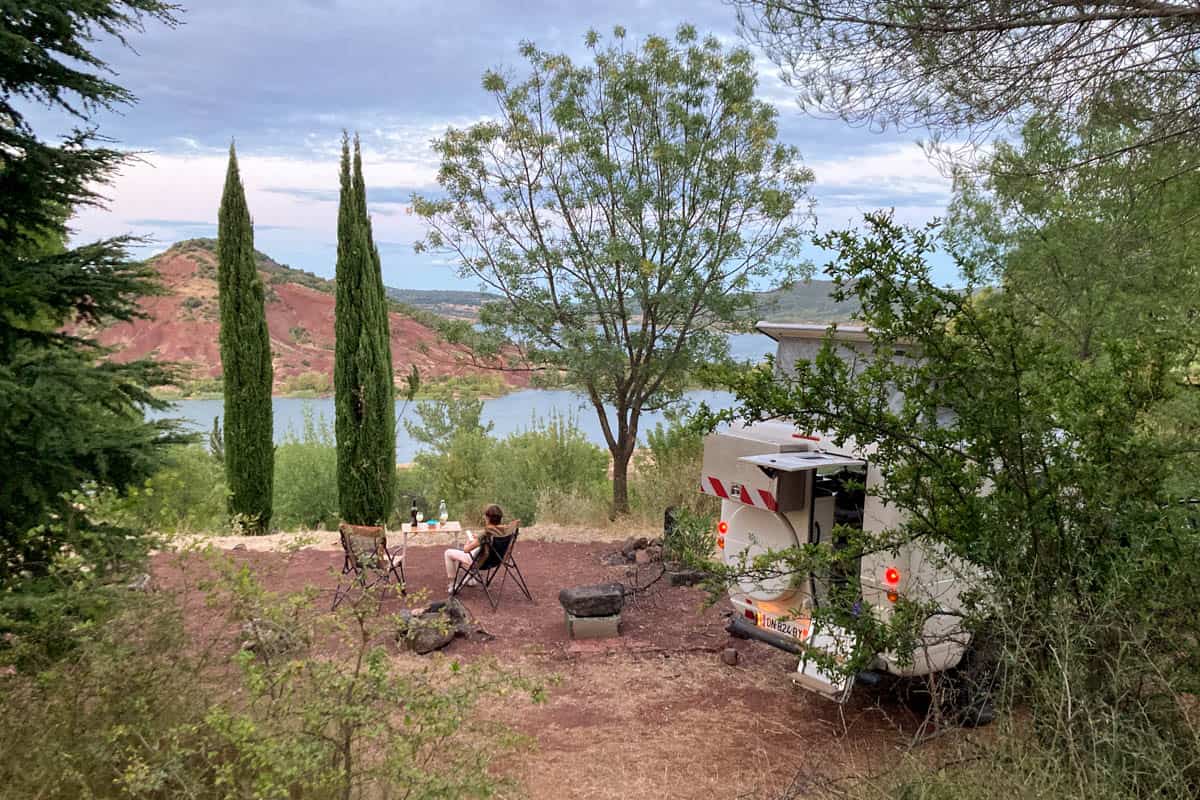 Camping sauvage au lac du Salagou