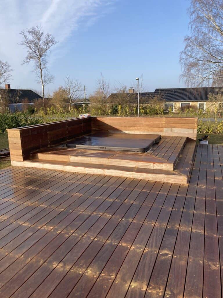 Terrasse med jacuzzi