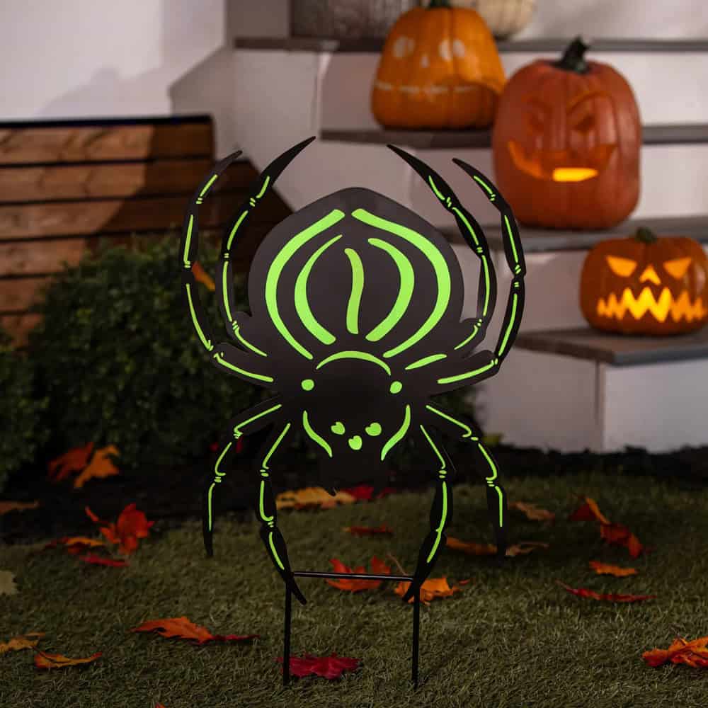 glow in the dark spider stake