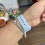 שעון חכם לילדים עם רצועה כחולה, מתאים לשימוש יומיומי, עם תכונות בטיחות ומעקב אחר מיקום.