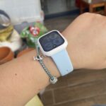 שעון חכם עם מסך דיגיטלי, מתאים לספורט ולבריאות, עם עיצוב מודרני ונוח לשימוש.