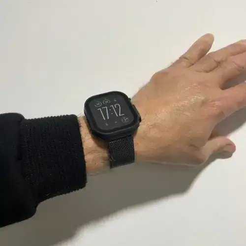 רצועה לאפל ווטש ברזל מגנט רחבה ב-44/45/46/49 מ"מ, עמידה ואופנתית, מתאימה לשימוש יומיומי ולספורט.