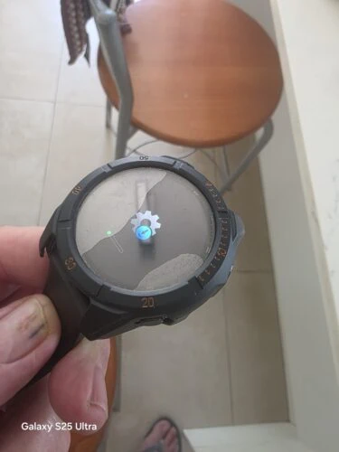 שעון חכם עם תכונות ניווט, מדידת מרחק ומעקב אחר פעילות גופנית, מתאים לשימוש יומיומי ולספורט.