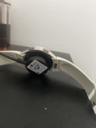 שעון Galaxy Watch של סמסונג מחובר למטען מהיר USB Type-C, מתאים לטעינה מהירה ושימוש יומיומי, יבואן רשמי.