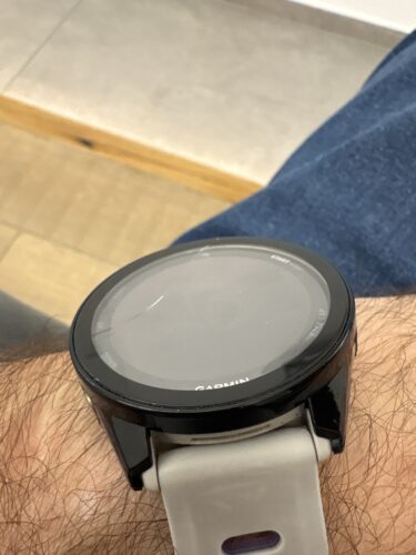 שעון חכם עם מסך מגע צבעוני, עיצוב מודרני וקל לשימוש, מתאים לפעילות ספורט ובריאות.