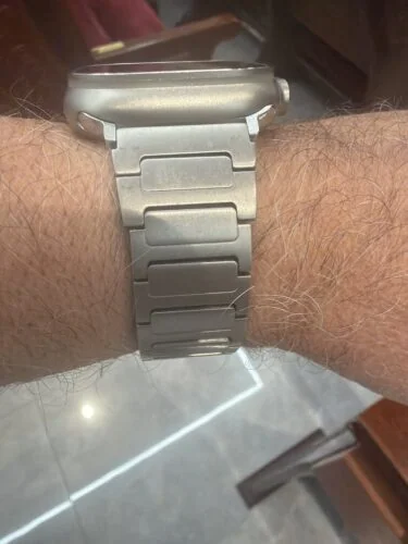 שעון חכם עם רצועת מתכת על פרק היד, מתאים לשימוש יומיומי ומעקב אחר פעילות גופנית.