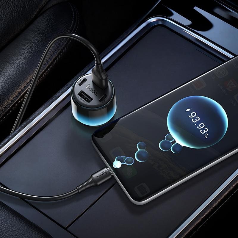 סוללה ניידת עם יציאת USB ומסך תצוגה דיגיטלי המציג 93.9% סוללה, מחוברת לסמארטפון לטעינה מהירה.