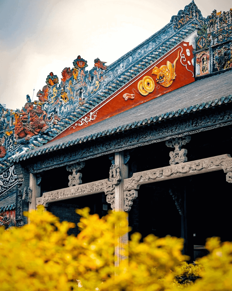 Intricate Lingnan-style architecture at Chenjiaci in Guangzhou, showcasing vibrant rooftop decorations and traditional carvings.