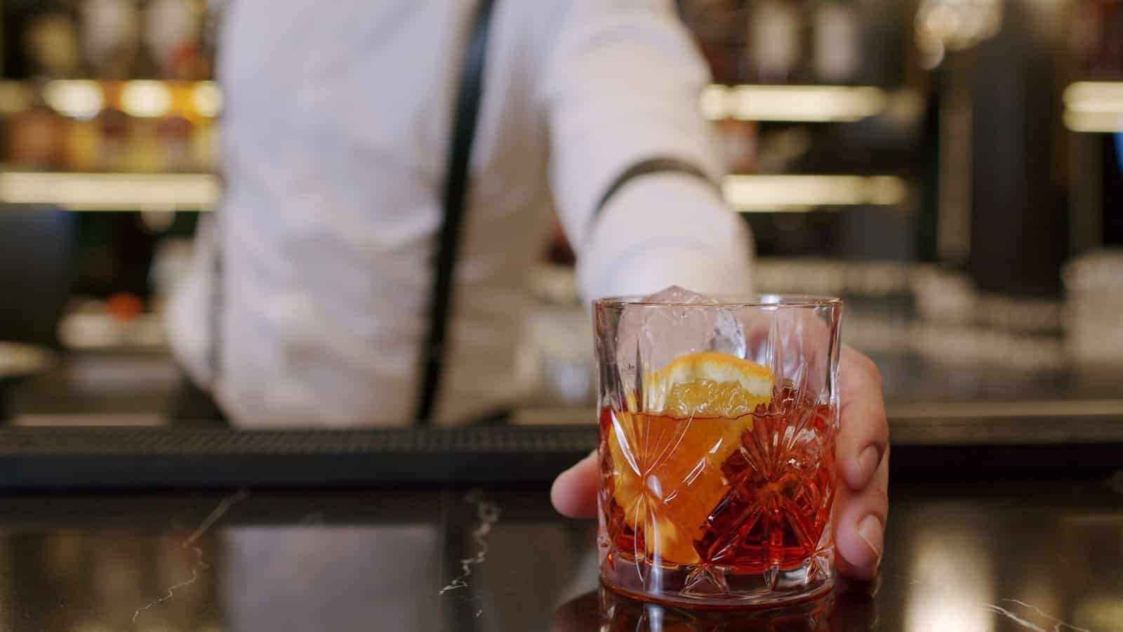 ile zarabia barman