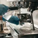 jak odkamieniać ekspres do kawy